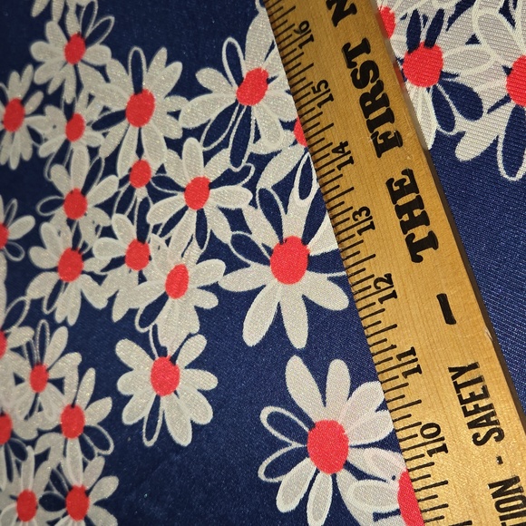 Beautiful Rare Vintage POLYSTER Daisy Sewing Fabric by THE YARD - Picture 5 of 9